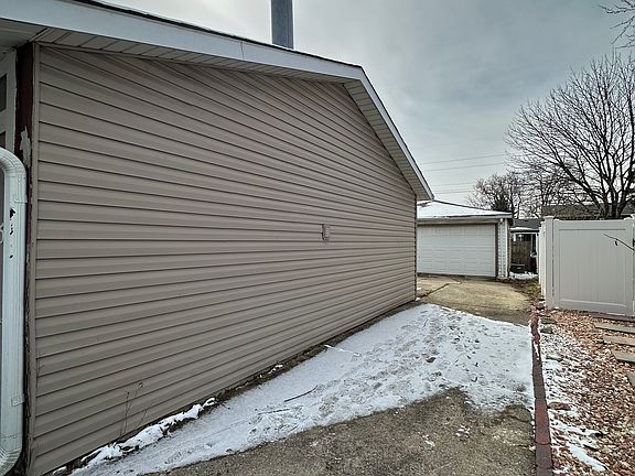 3rd image of 135 Springleaf Dr