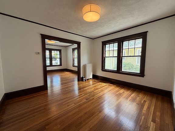 3rd image of 24 Louise St #24