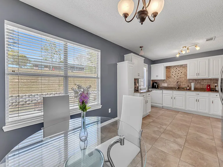 221 Trish Dr — Photo 14