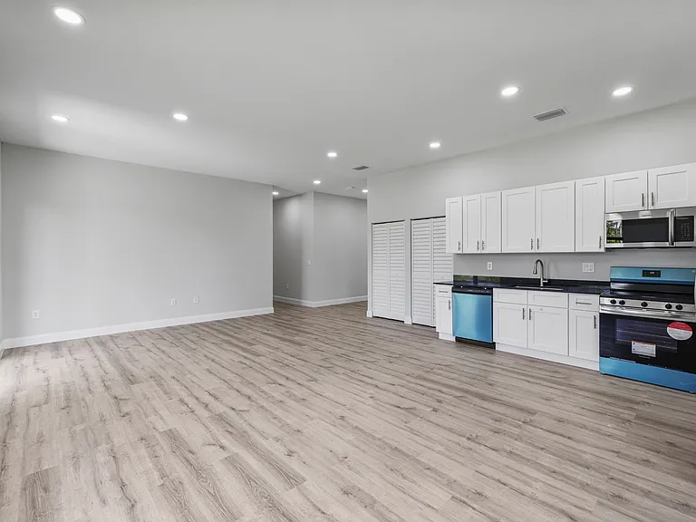 556 Sherwood Ave S — Photo 15