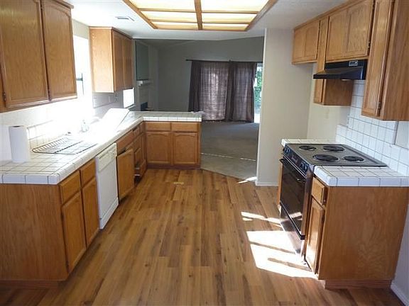 4th image of 212 Reardon St