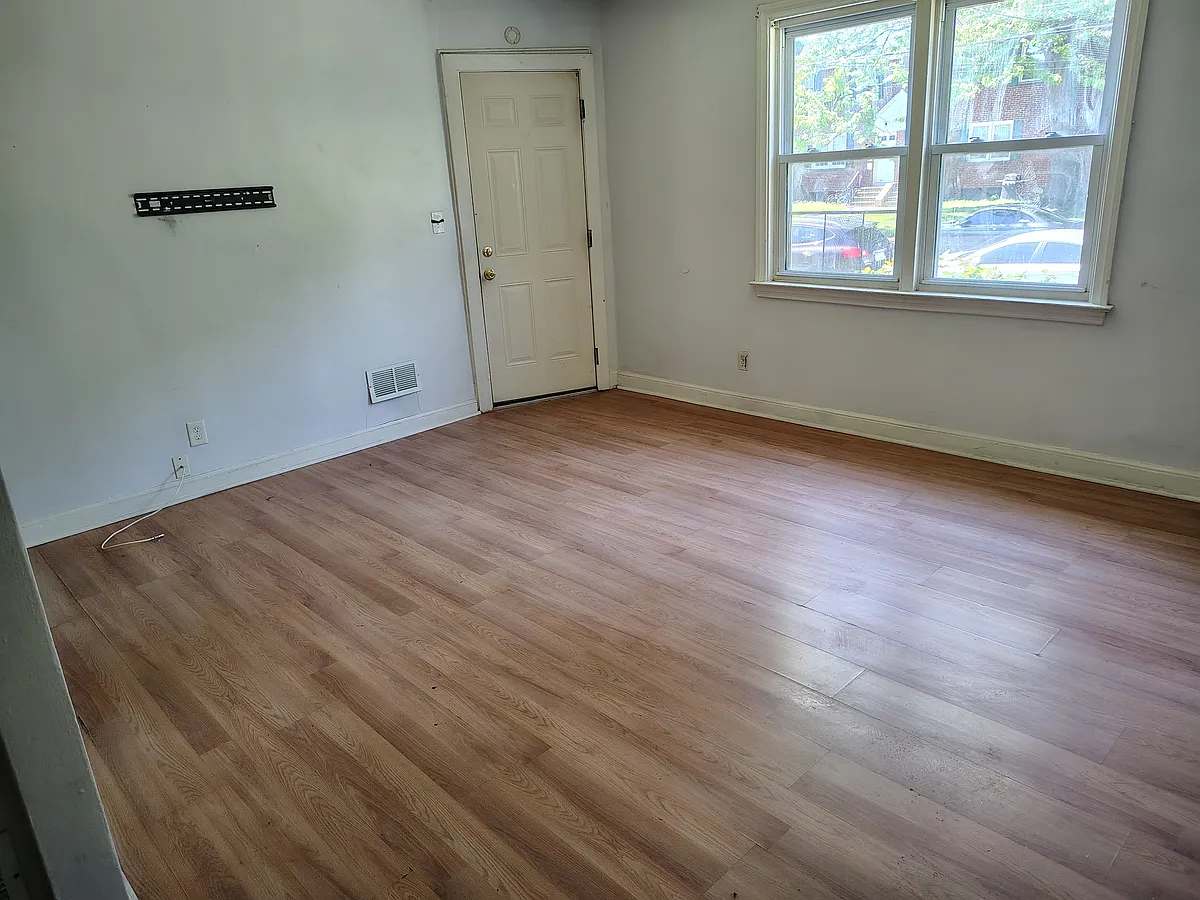 Building Photo - 2135 Seneca Rd #1