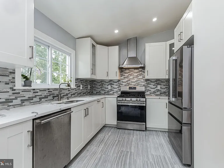 13905 Parkland Dr — Photo 16
