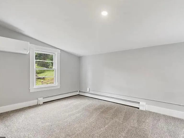 38 Spring Ln — Photo 11