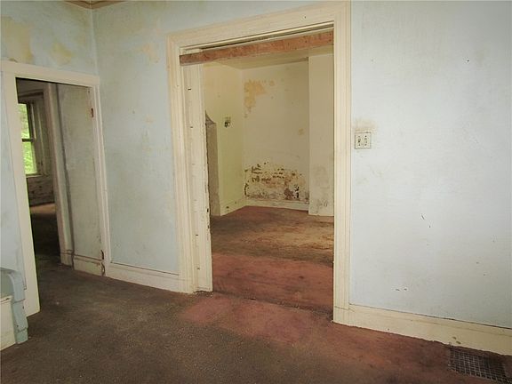 4th image of 1058 Blackadore St