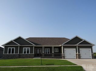 929 Pga Dr, Le Mars, IA 51031