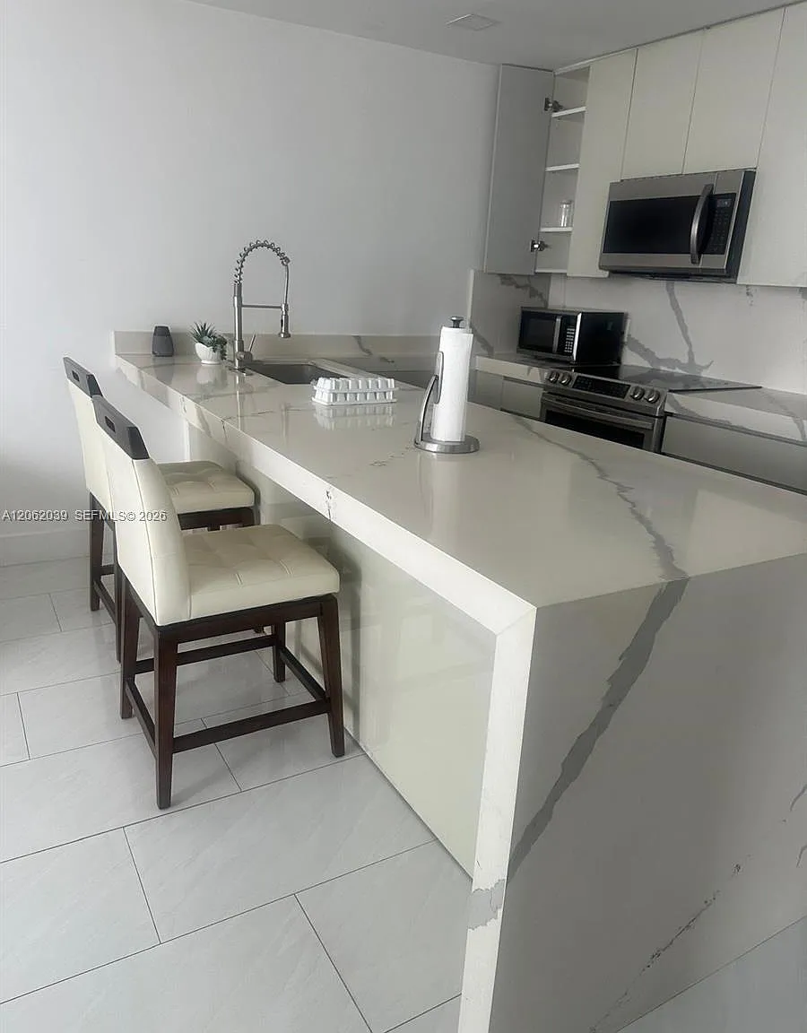 Sea Air Towers Condo — Photo 1
