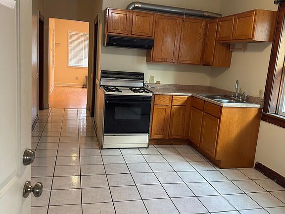 3rd image of 3826 Elm St Unit 1