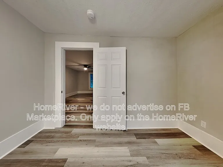 720 E 3rd St — Photo 2