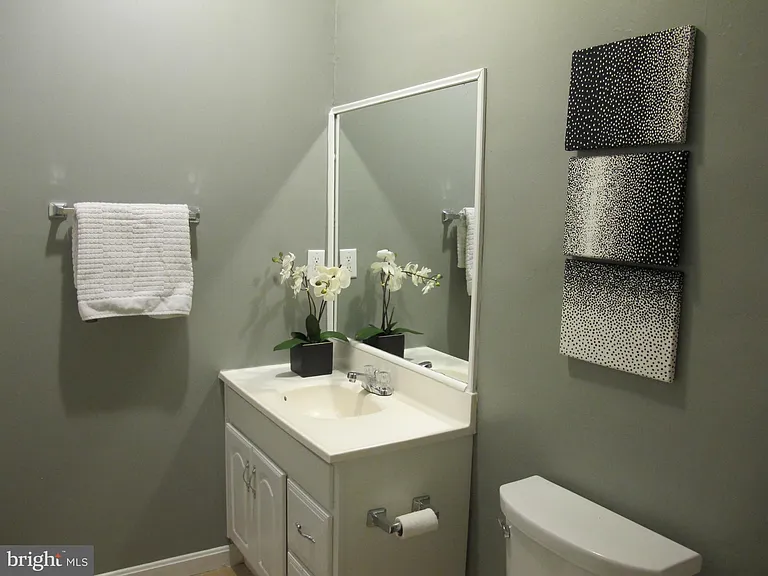 136 N Curley St — Photo 15