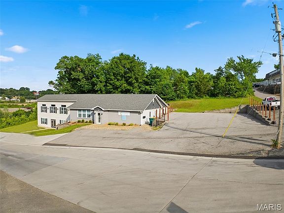 2nd image of 3601 Commerce Dr