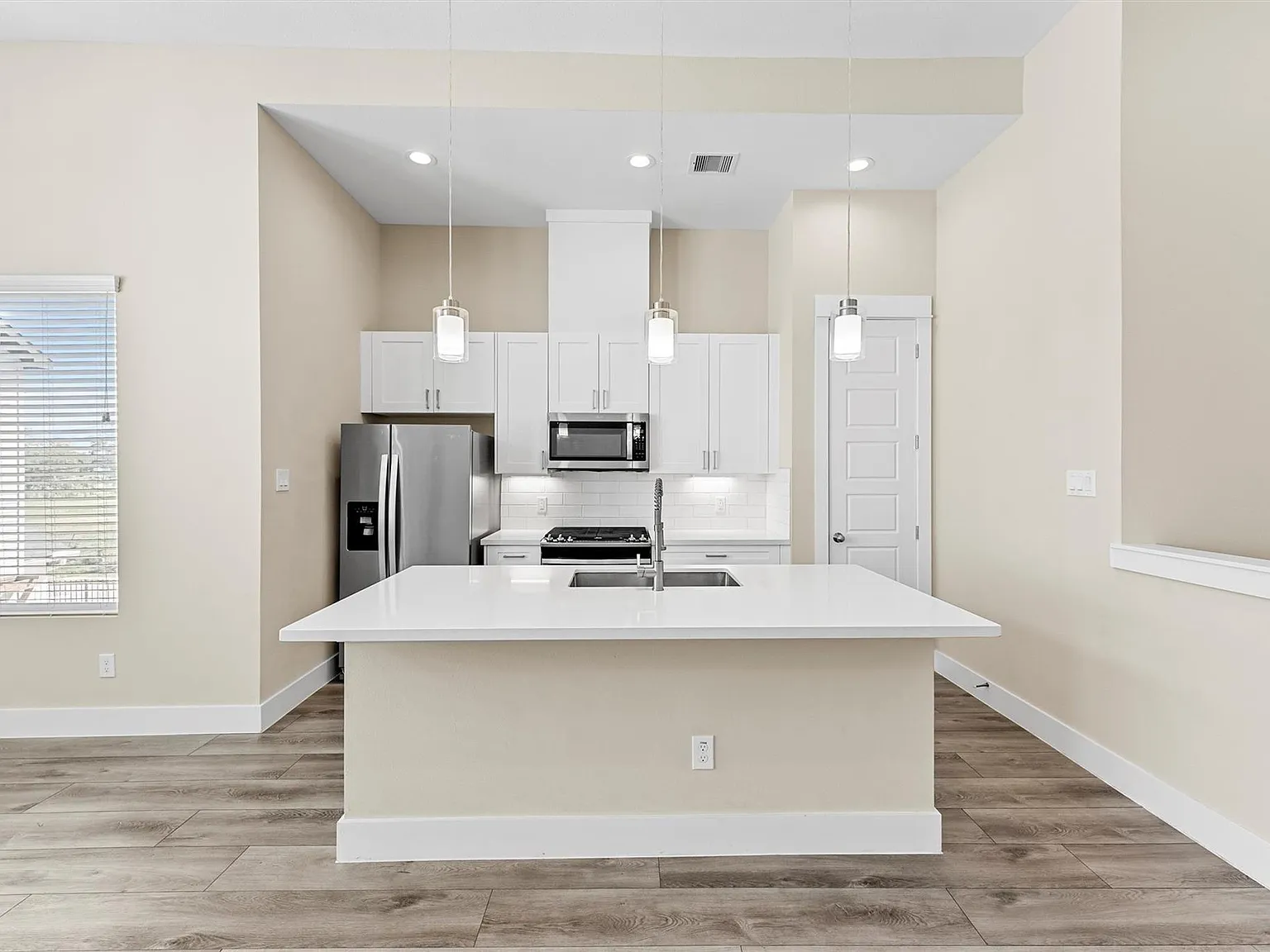 3 bed, 2.5 bath, 1629 sqft, $2,425 — Photo 4