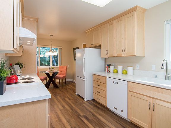 2nd image of 103 Amanda Ln