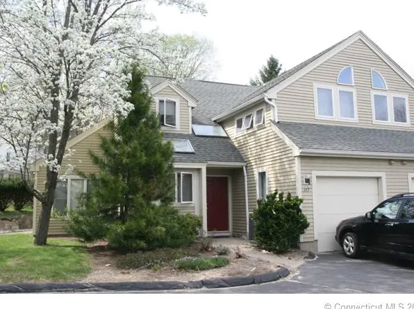 142 Courtyard Ln, Mansfield, CT 06268