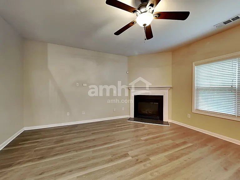 556 Crestmont Ln — Photo 7
