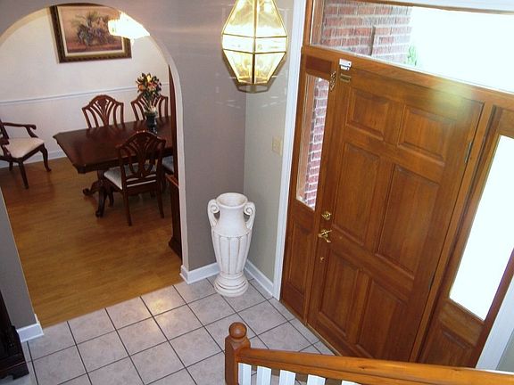 Foyer w/Arched Entrance To Dining
