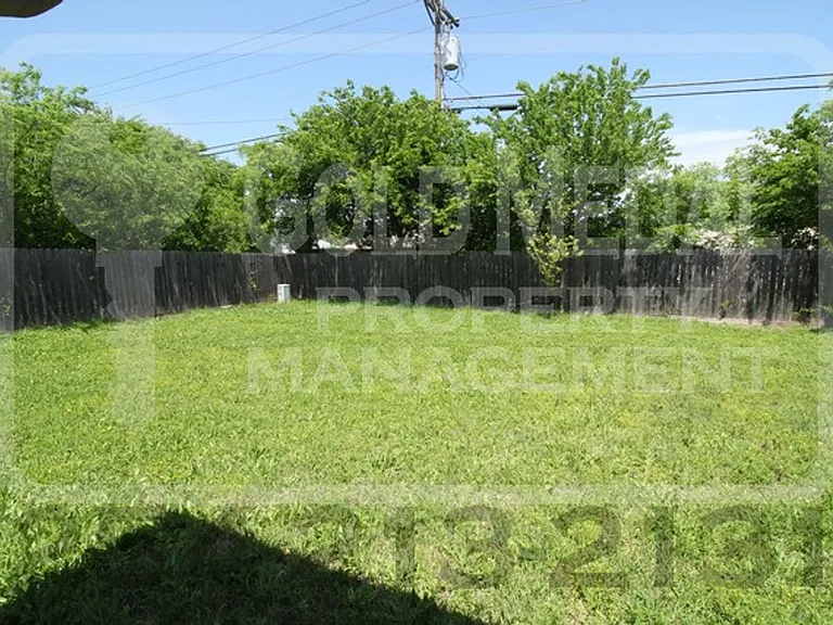 2405 Westwood Dr — Photo 12