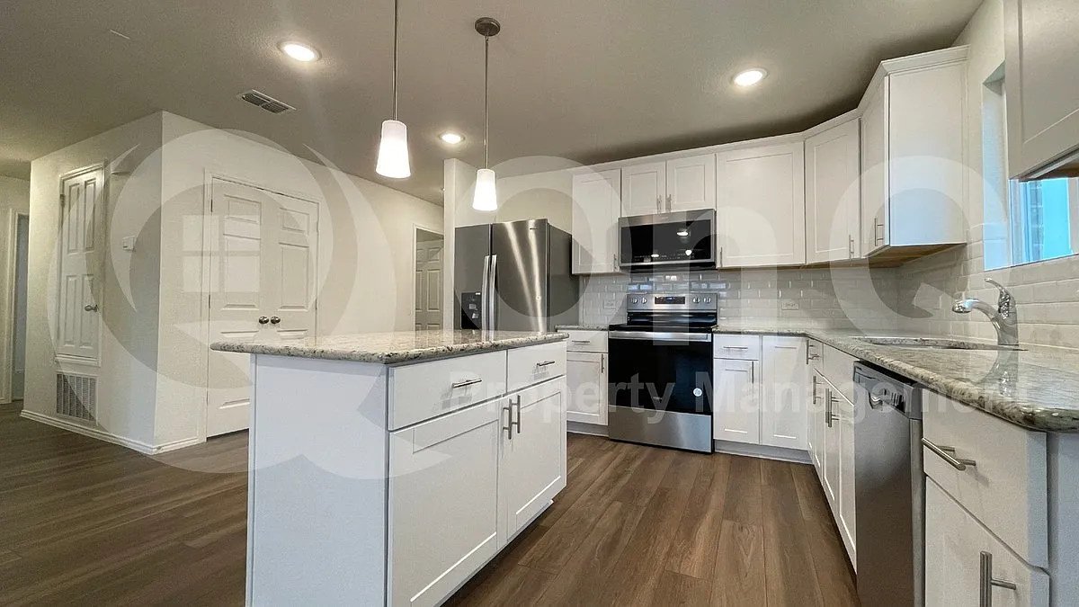 3 bed, 2.0 bath, 1743 sqft, $2,199 — Photo 3