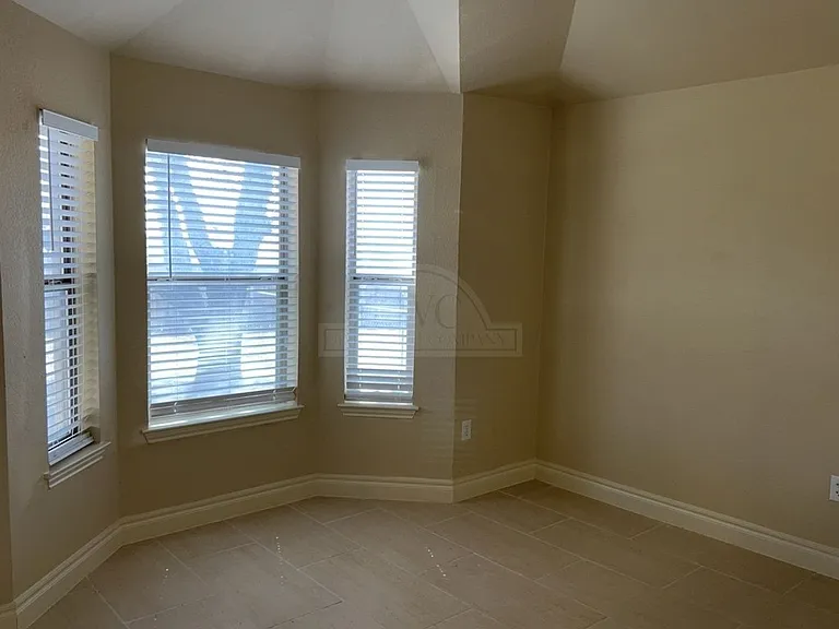 3906 Lone Oak Dr — Photo 4