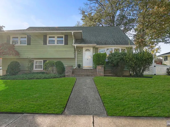62 Woods Ave, Bergenfield, NJ 07621