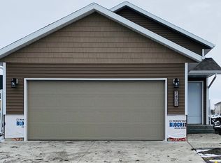 7408 20th St S, Fargo, ND 58104