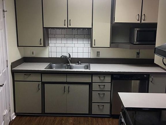 5th image of 1025 W Fountain St