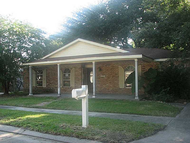 1st image of 2104 Longwood Dr
