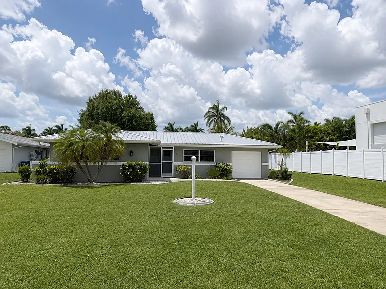 912 Dolphin Dr — Photo 3