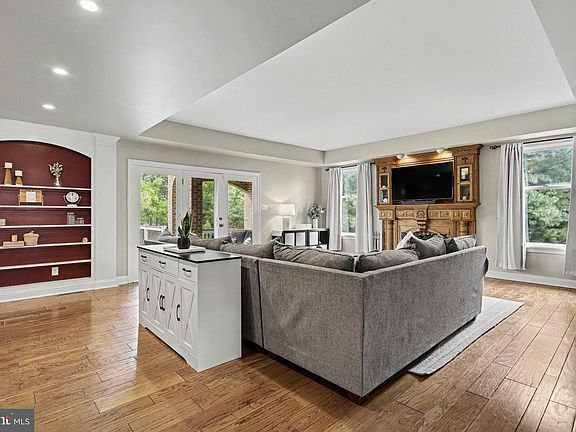 5th image of 1103 Tiverton Rd