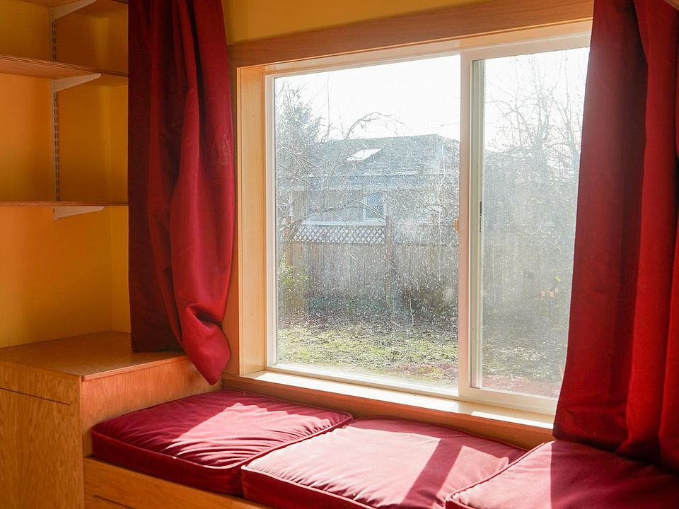 Sitee area by the window