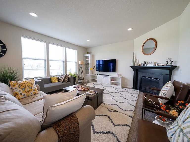 5595 Queensland Ln N — Photo 8