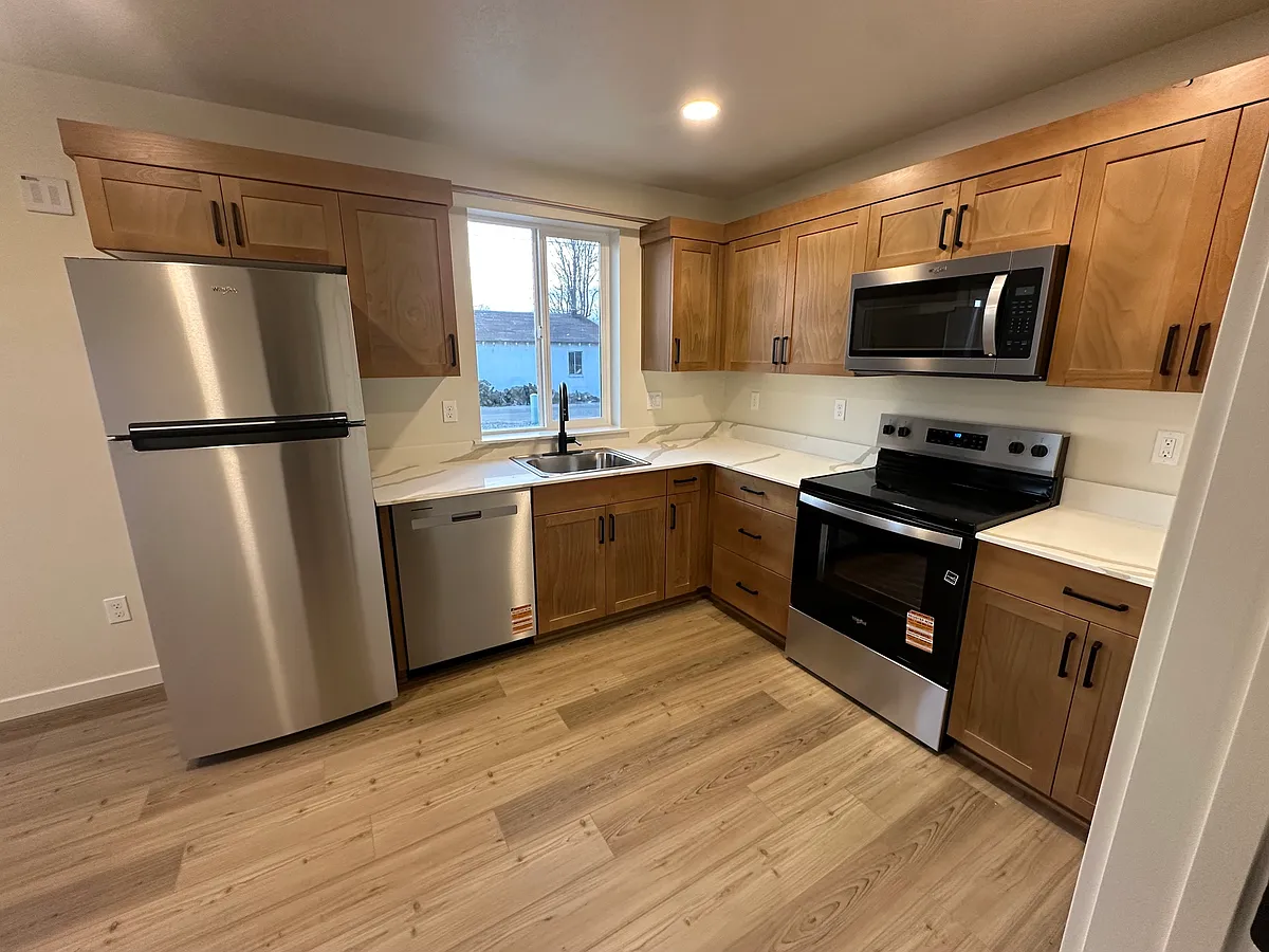 Building Photo - 108 C Ave #10