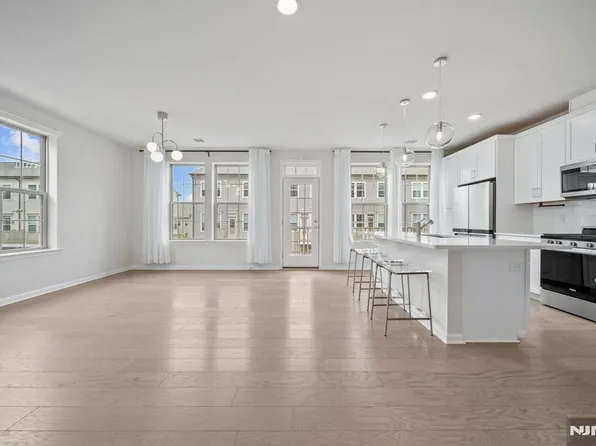 57 Arnold Dr, Wood Ridge, NJ 07075