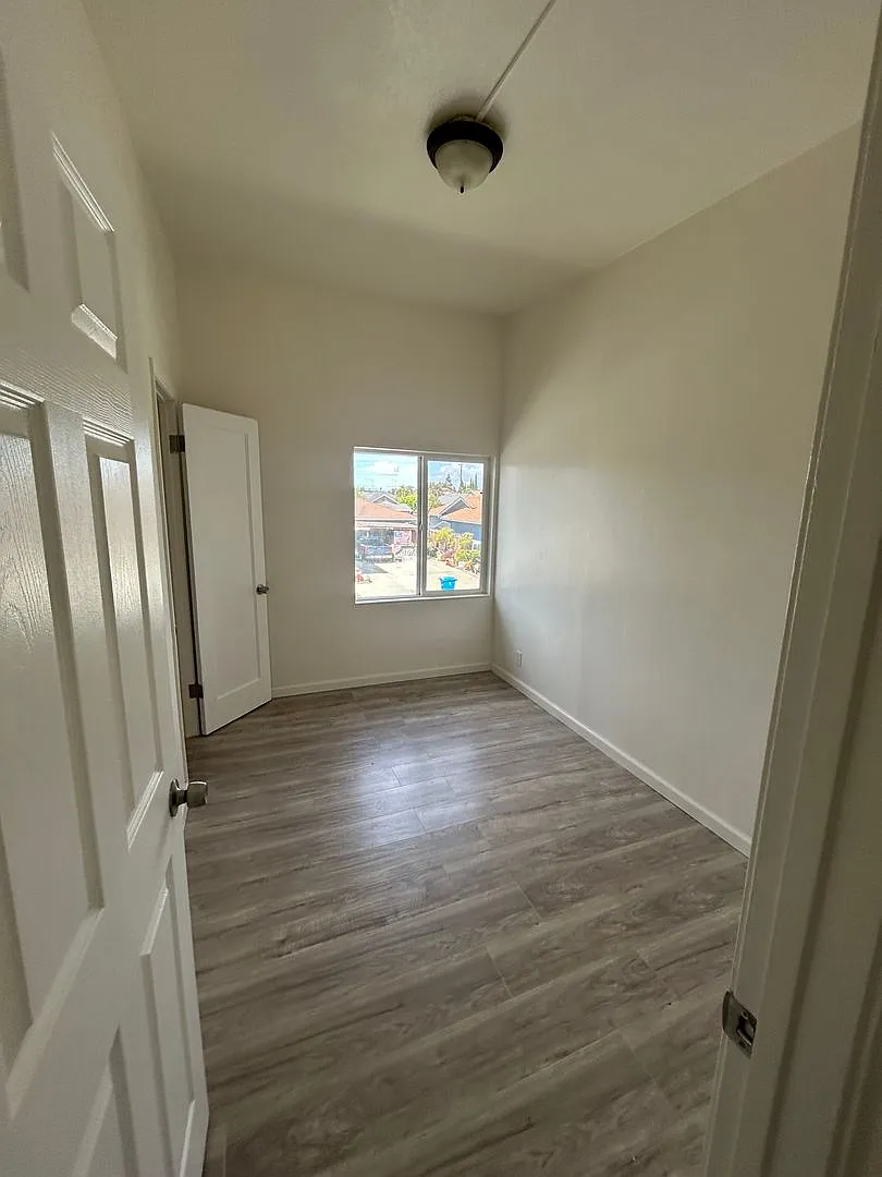 991 Suiter St — Photo 3