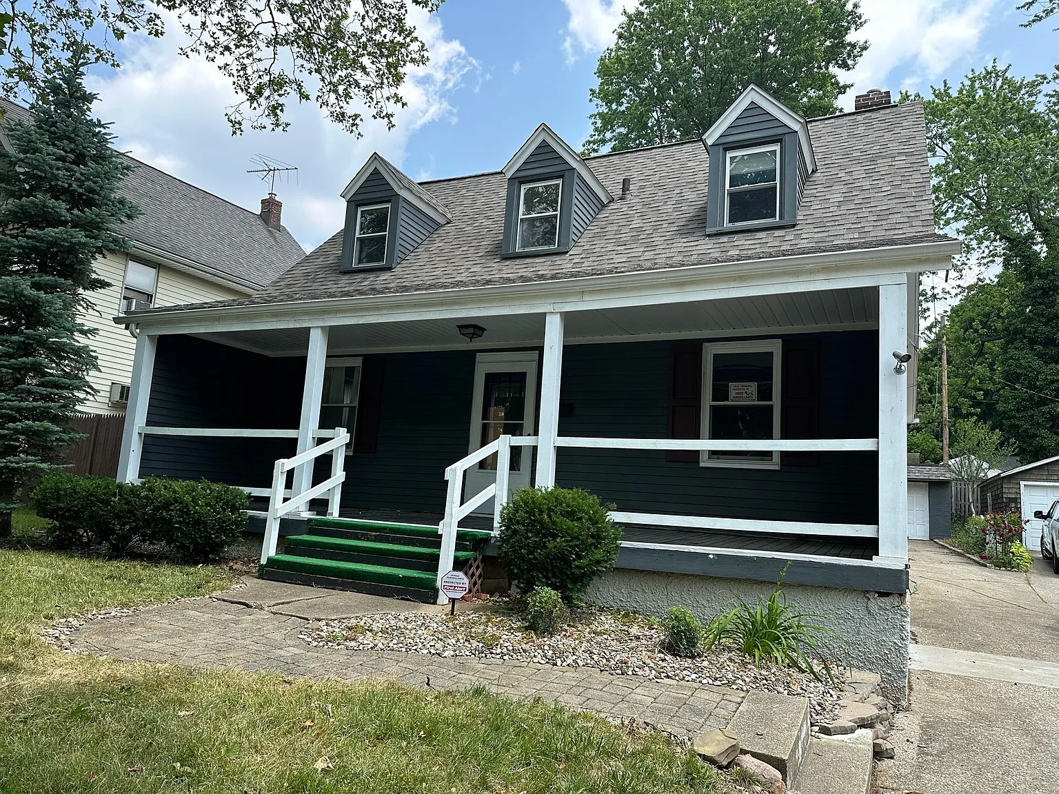 3 bed, 1.5 bath, 1026 sqft, $1,162 — Photo 1