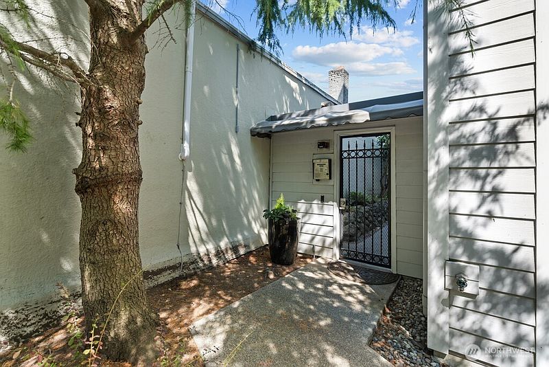 5th image of 5912 California Avenue SW #201
