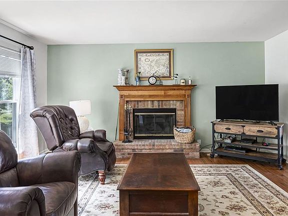 3rd image of 1918 Belmont Dr