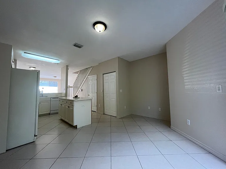 1932 Alamanda Way — Photo 7