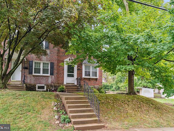 3rd image of 4942 Woodland Ave Unit 1