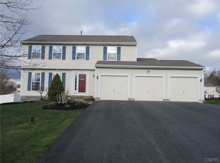 30 Chaucer Cir, Baldwinsville, NY 13027