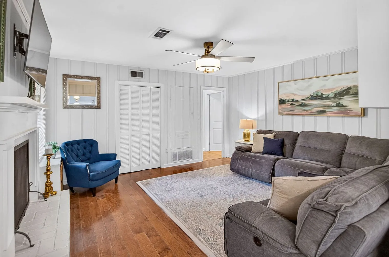 4 bed, 2.0 bath, 2055 sqft, $4,725 — Photo 3