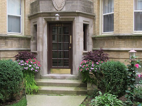 2nd image of 6813 N Lakewood Ave APT 1W