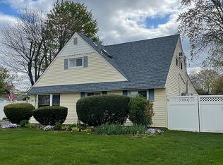 15 Return Ln, Levittown, NY 11756