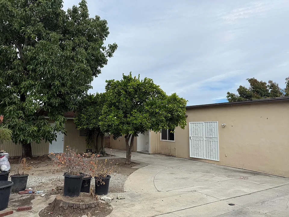 1181 W Phillips Blvd #B