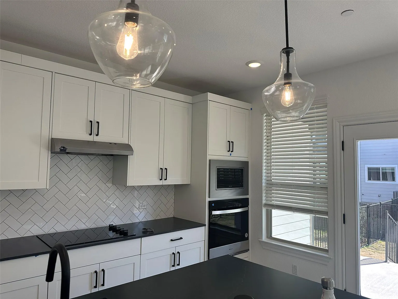 3 bed, 2.5 bath, 1977 sqft, $2,400 — Photo 3