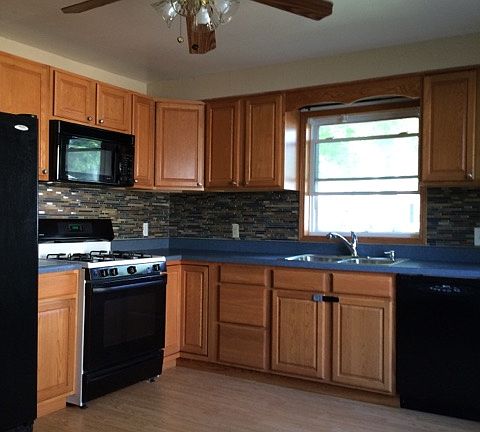 3rd image of 1011 W Poplar St