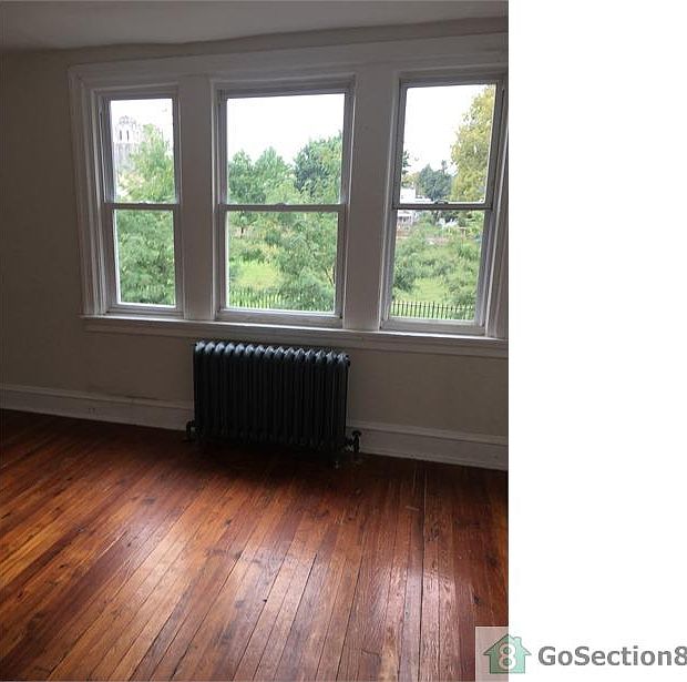 2nd image of 1124 E Woodlawn Ave