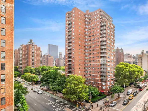 400 West 23rd Street image 2 of 14