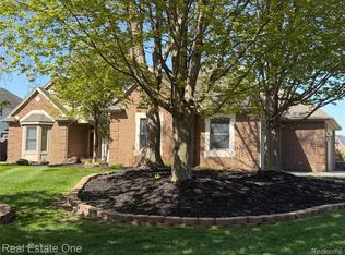 2616 Pebble Beach Dr, Oakland, MI 48363