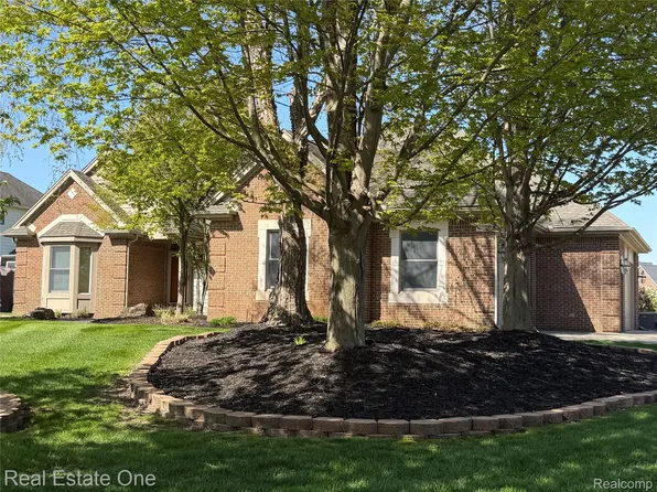 2616 Pebble Beach Dr, Oakland, MI 48363